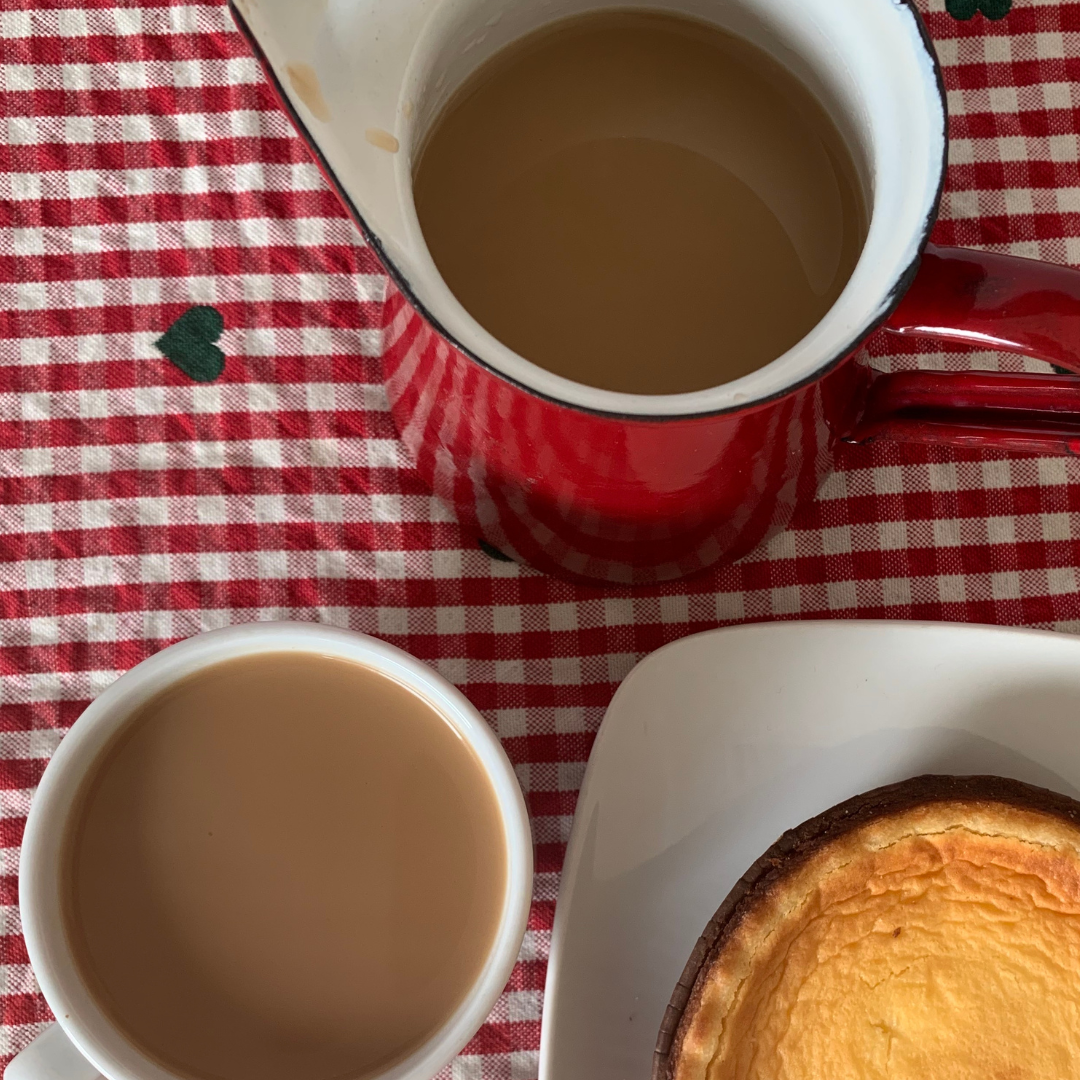 Veggie Yuenyueng Coffee cup and jar, with pastry